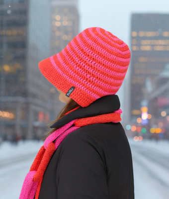 KAPELUSZ W PASKI CZERWONO - RÓŻOWE