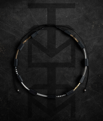 NASZYJNIK Z CZARNYM TURMALINEM I HEMATYTEM W SUROWYCH BARWACH