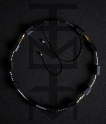 NASZYJNIK Z CZARNYM TURMALINEM I HEMATYTEM W SUROWYCH BARWACH