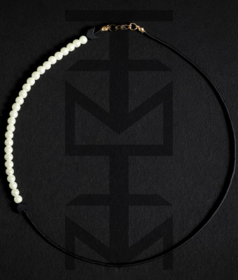 NASZYJNIK ZE SZKLANYMI PERŁAMI