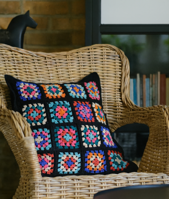 KOLOROWA RĘCZNIE WYKONANA POSZEWKA NA PODUSZKĘ GRANNY