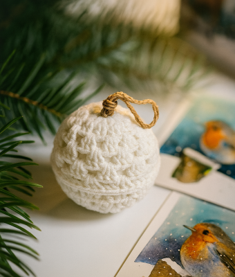 BIAŁA BOMBKA RĘCZNIE WYKONANA NA SZYDEŁKU