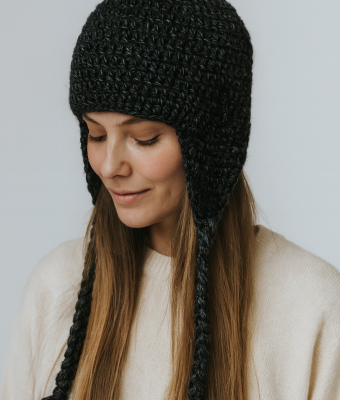 CZARNA CZAPKA Z NAUSZNIKAMI 