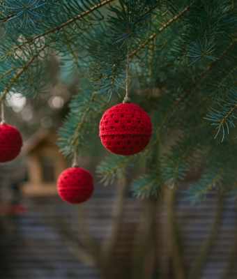 CZERWONA BOMBKA RĘCZNIE WYKONANA NA SZYDEŁKU