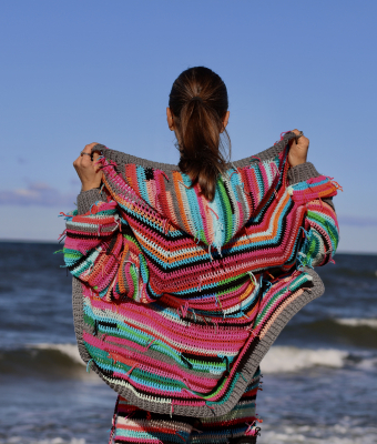 KOLOROWY SWETER Z KAPTUREM RĘCZNIE WYKONANY GRUNGE-ZERO WASTE&RECYKLING