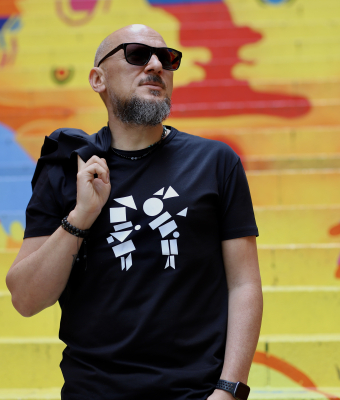 CZARNY T-SHIRT Z DZIANINY BAWEŁNIANEJ HUMAN