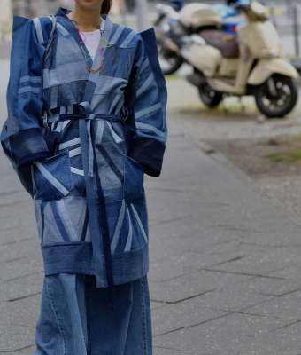 NIEBIESKI PŁASZCZ JEANSOWY Z OZDOBNYMI RĘKAWAMI - UPCYCLING