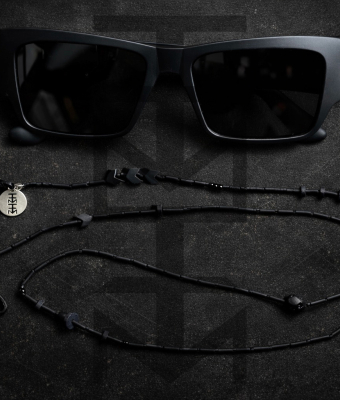 CZARNY ŁAŃCUSZEK Z NATURALNYMI KAMIENIAMI DO OKULARÓW SYGNOWANY ZUZU