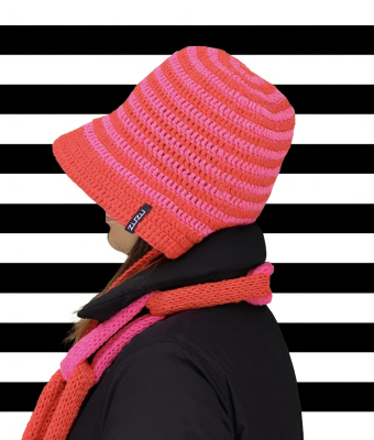 KAPELUSZ W PASKI CZERWONO - RÓŻOWE