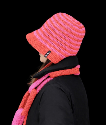 KAPELUSZ W PASKI CZERWONO - RÓŻOWE