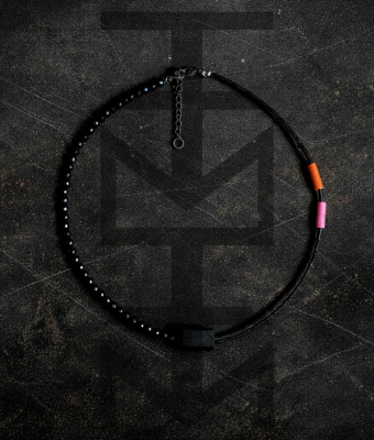 NASZYNIK Z TURMALINEM, ONYKSEM I HOWLITEM SYNTETYCZNYM